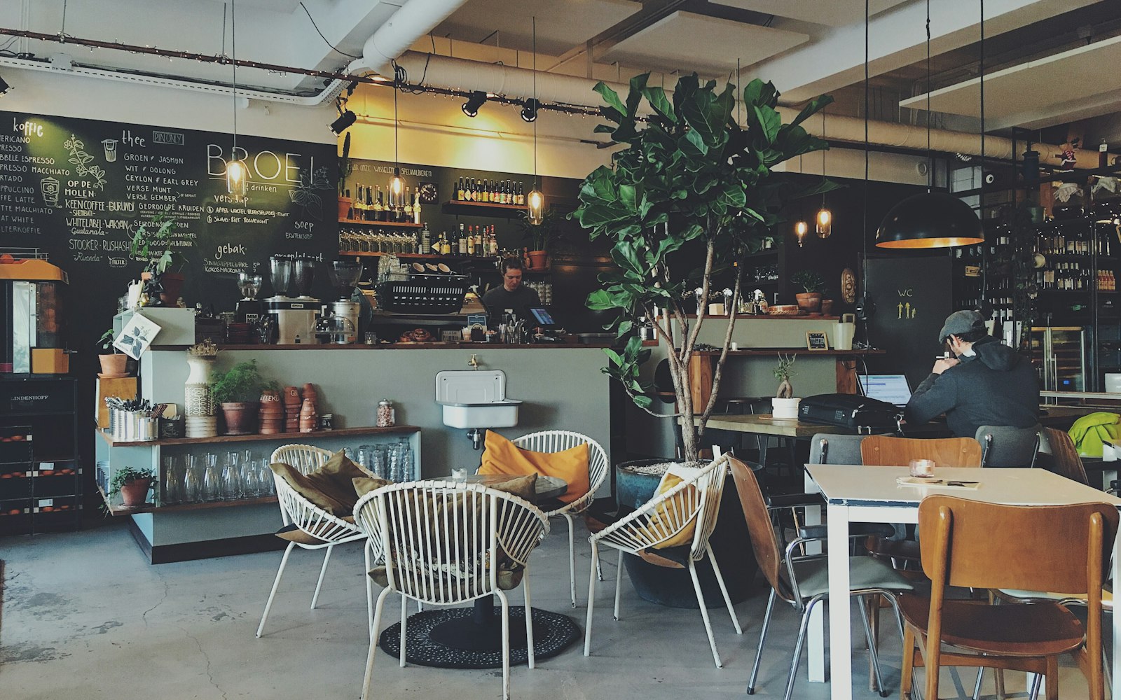 Suasana kerja di cafe